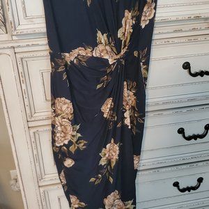 Cute navy floral 3/4 length 👗